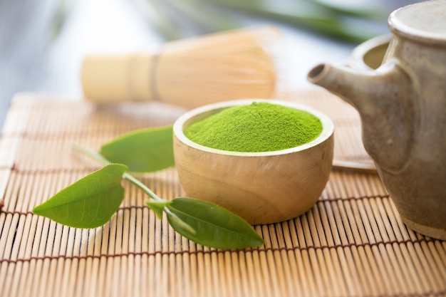 polvere di matcha in un cucchiaio di legno