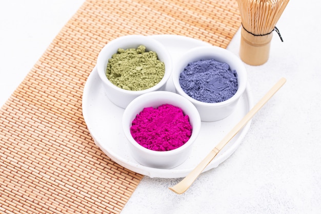 Polvere di matcha verde, blu e rosa