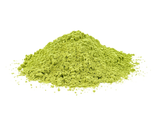 Polvere di matcha verde isolata su bianco