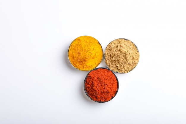 Polvere di peperoncino rosso spezie indiane colorate, polvere di curcuma, polvere di coriandolo