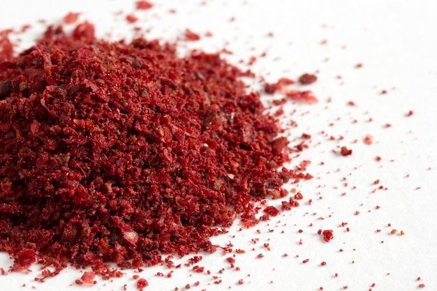 Polvere di peperoncino rosso su sfondo bianco