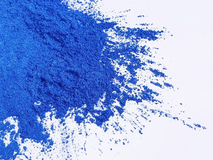 Polvere di pigmento di mica blu scuro su sfondo bianco