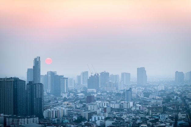 Polvere di PM 2.5 a Bangkok, la capitale è coperta da un forte smog, il tramonto in centro con un cattivo inquinamento atmosferico, il posto a rischio di cancro, problema ambientale