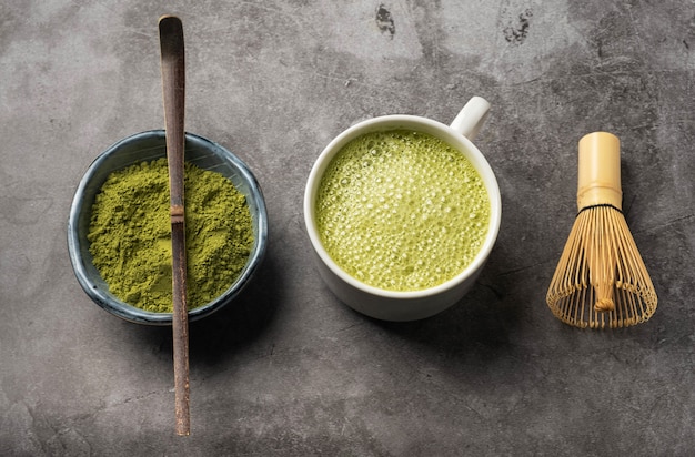 Polvere giapponese di tè verde matcha, cucchiaio di bambù e frusta,