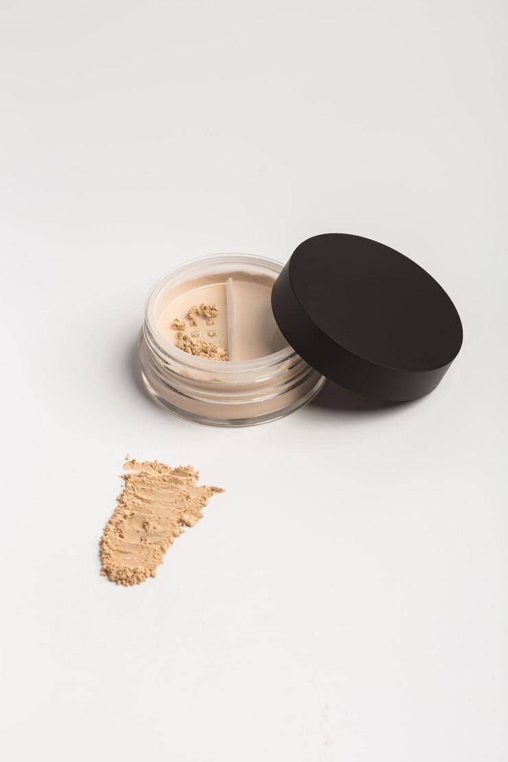 Polvere minerale per il trucco twist seal sifter isolato su sfondo bianco Fondotinta in polvere beige chiaro Campione di prodotto cosmetico per il viso con tono della pelle
