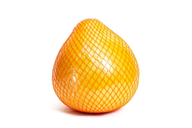 Pomelo arancione isolato su sfondo bianco