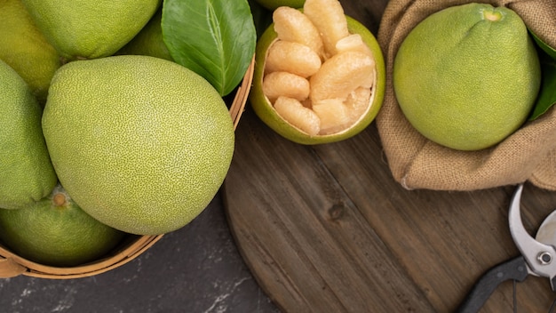 Pomelo fresco, pummelo, pompelmo, shaddock su sfondo nero, frutta per il festival di metà autunno, vista dall'alto, piatto laici.