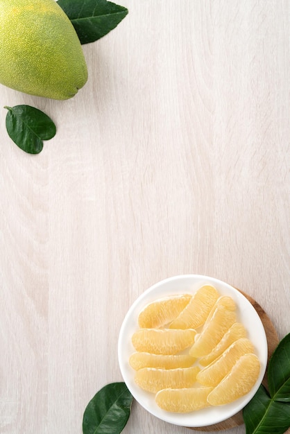 Pomelo fresco su sfondo luminoso tavolo in legno