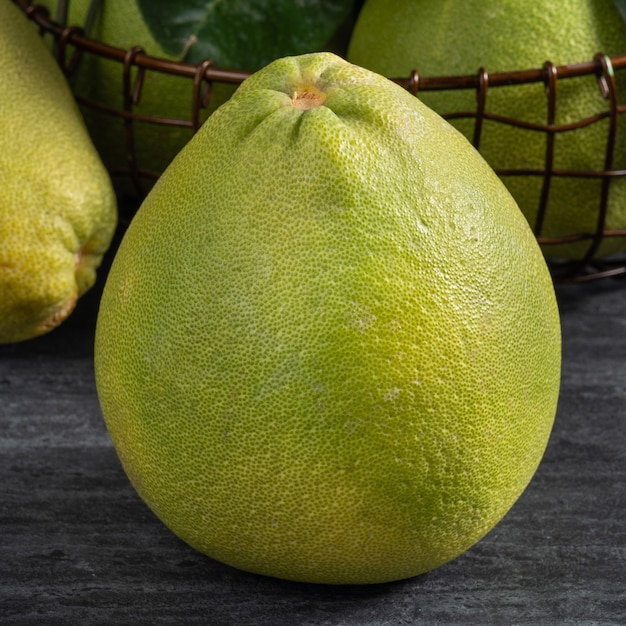 Pomelo fresco su sfondo nero ardesia per frutta Mid-Autumn Festival.