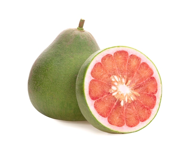 Pomelo isolato su sfondo bianco