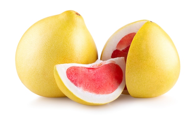 Pomelo maturo isolato su sfondo bianco