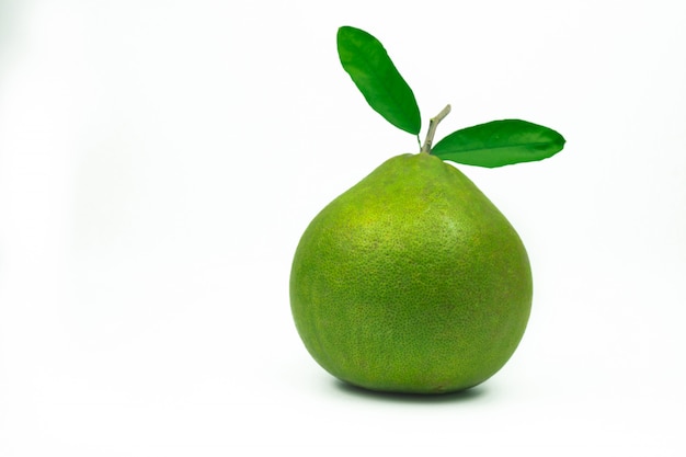 Pomelo rosso con le foglie isolate su fondo bianco con il percorso di ritaglio