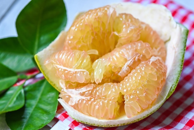 Pomelo verde fresco e foglie di pomelo pomelo pompelmo in estate frutta tropicale in thailandia pomelo su sfondo di buccia