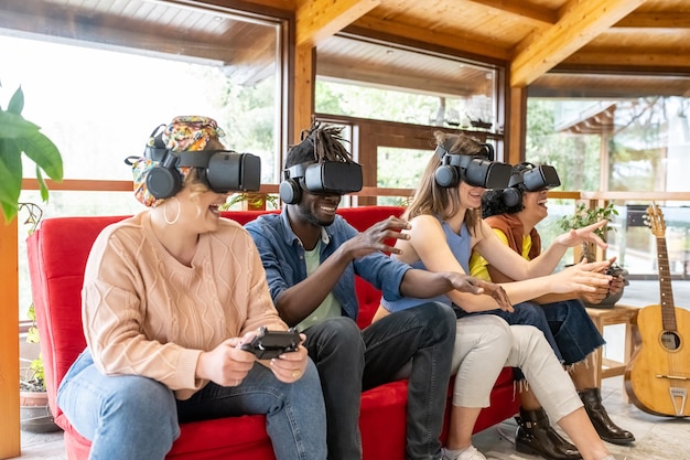 Pomeriggio giocoso di un gruppo multietnico di amici team di giocatori che indossano nuovissimi visori per la realtà virtuale nuove tecnologie e intrattenimento per giovani influencer generazione z