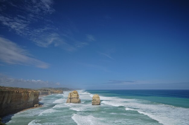 Pomeriggio soleggiato e le rocce dei dodici apostoli vicino alla Great Ocean Road