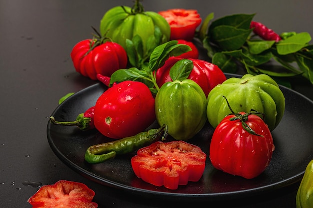 Pomodori a coste verdi e rossi Varietà americana o fiorentina Verdure mature Foglie di alloro fresche