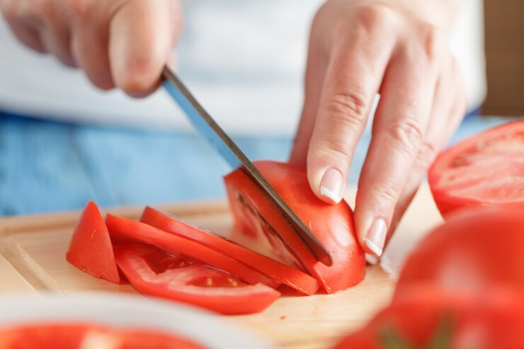 Pomodori a dadini su un tagliere