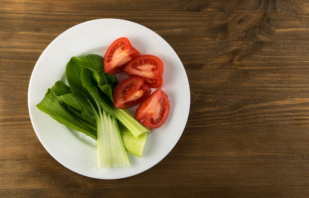 Pomodori a fette con insalata verde fresca