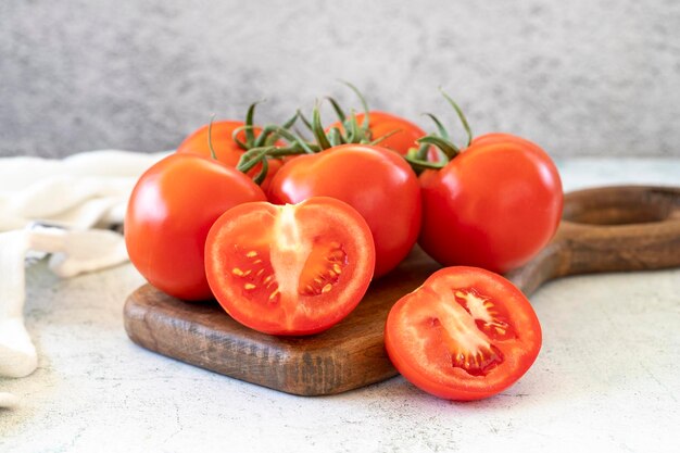 Pomodori a grappoloPomodori freschi su pavimento in pietra Alimento biologico da vicino