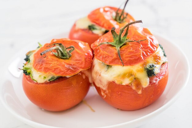 pomodori al forno ripieni di formaggio e spinaci