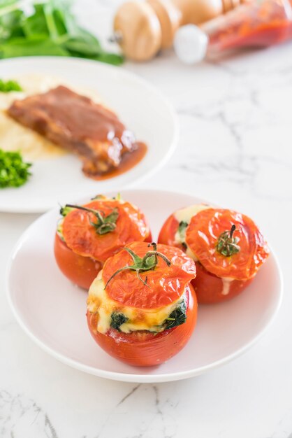 pomodori al forno ripieni di formaggio e spinaci