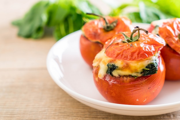 pomodori al forno ripieni di formaggio e spinaci