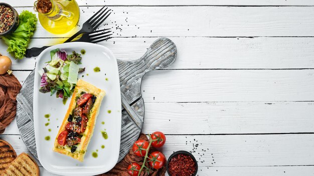 Pomodori al forno su pasta con mozzarella Caprese Food Vista dall'alto Spazio libero per il testo