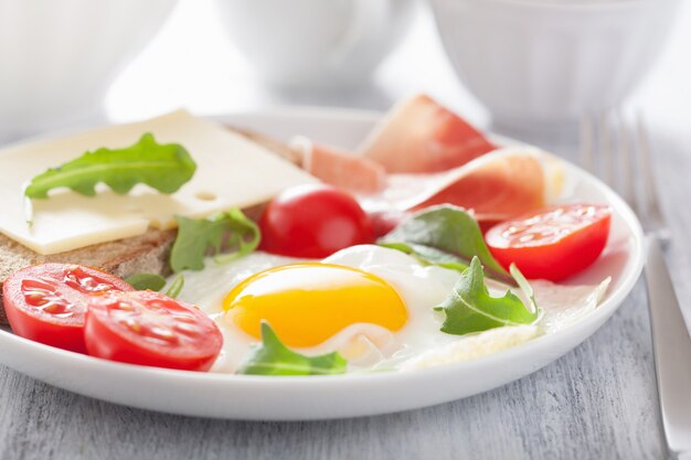 Pomodori al prosciutto fritto per una sana colazione