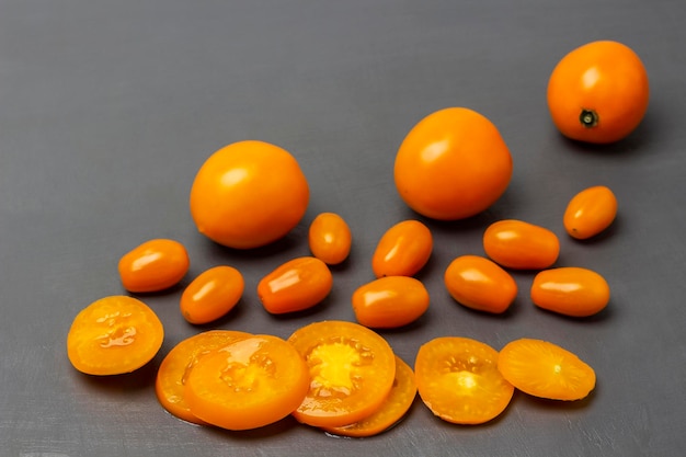 Pomodori arancioni freschi Pomodoro a fette Copia spazio