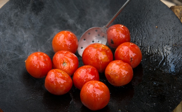 Pomodori arrostiti arrostiti su una padella calda