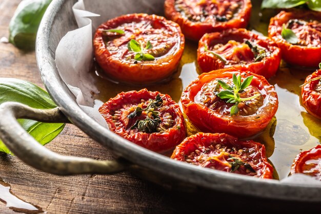 Pomodori arrostiti con olio d'oliva timo origano e basilico in padella.