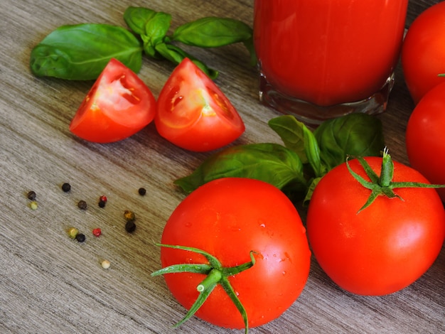 Pomodori, basilico, mix di peperoni.