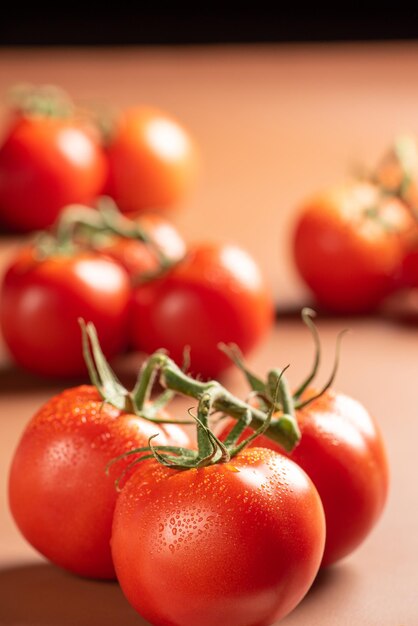 Pomodori, bei pomodori nei dettagli disposti su una pelle marrone, fuoco selettivo.