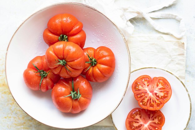 Pomodori biologici freschi naturali in ciotola bianca