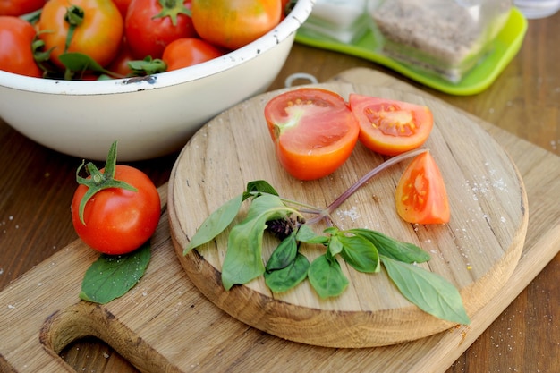 Pomodori biologici maturi su taglieri di legno