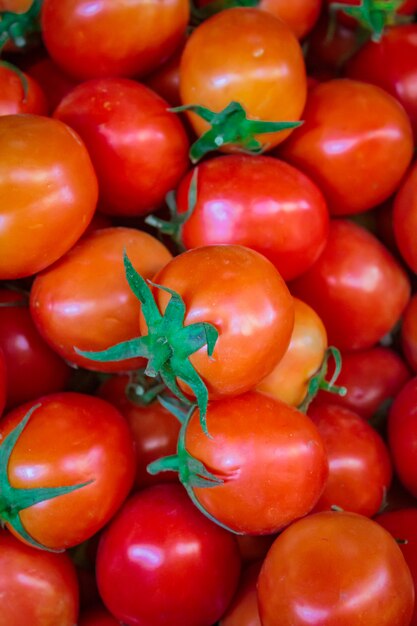 Pomodori ciliegia al mercato di Bangkok.