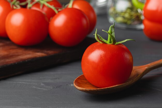 Pomodori ciliegia e peperone dolce sul tavolo da cucina