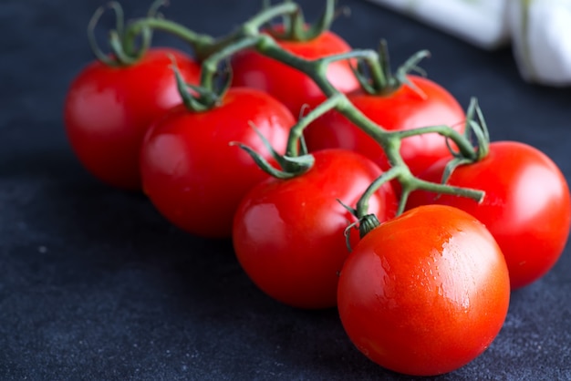 Pomodori ciliegia freschi come cottura degli ingredienti per insalata o piatto sulla pietra