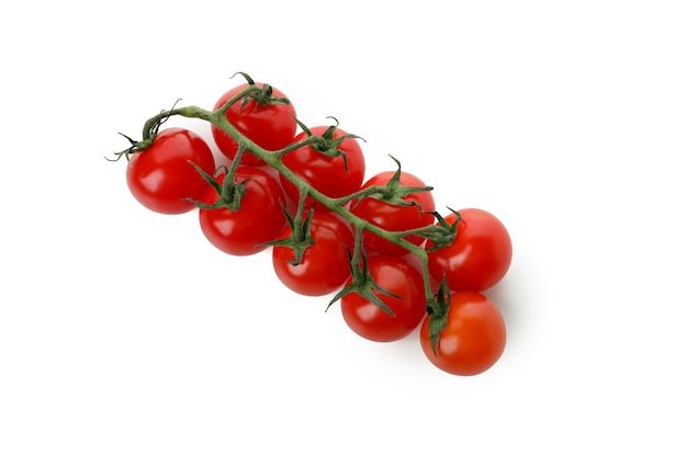 Pomodori ciliegia freschi isolati su bianco