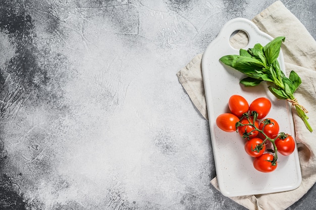 Pomodori ciliegia freschi su bianco