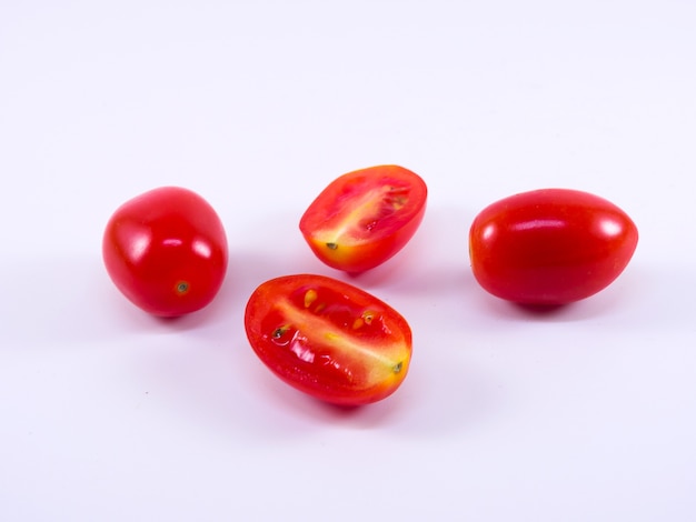 pomodori ciliegia isolati su sfondo bianco.