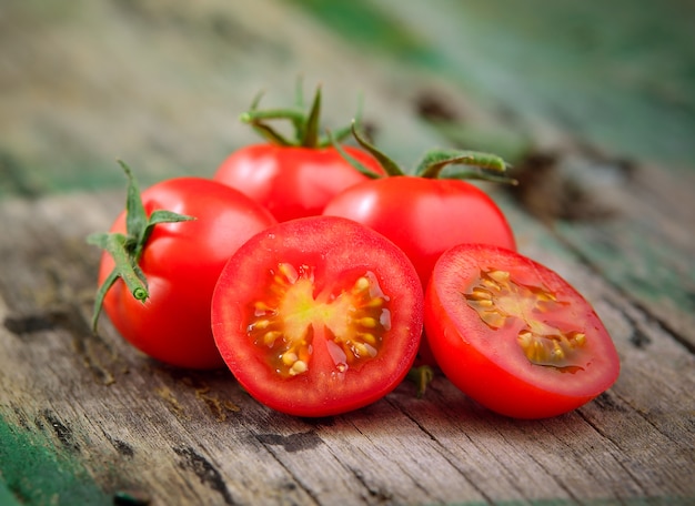 pomodori ciliegia maturi su legno