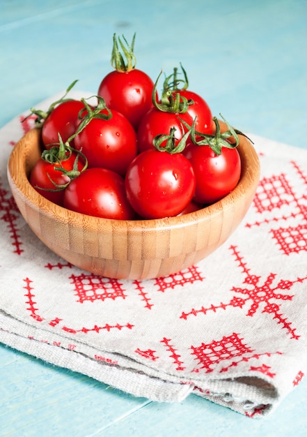 Pomodori ciliegia rossi maturi in una ciotola