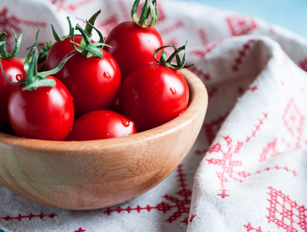 Pomodori ciliegia rossi maturi in una ciotola