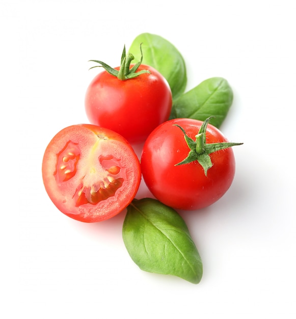 Pomodori ciliegia rossi maturi isolati su fondo bianco