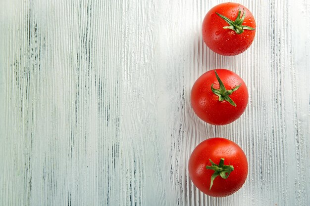 Pomodori ciliegia su fondo in legno