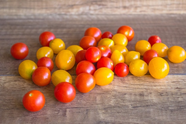 Pomodori ciliegia su legno