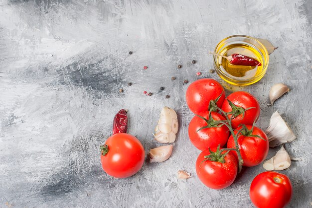 Pomodori ciliegia su un ramo e spezie