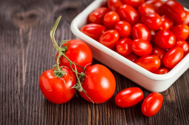 Pomodori ciliegia su un tavolo di legno