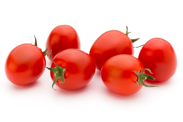 Pomodori ciliegini. Tre pomodorini su bianco.